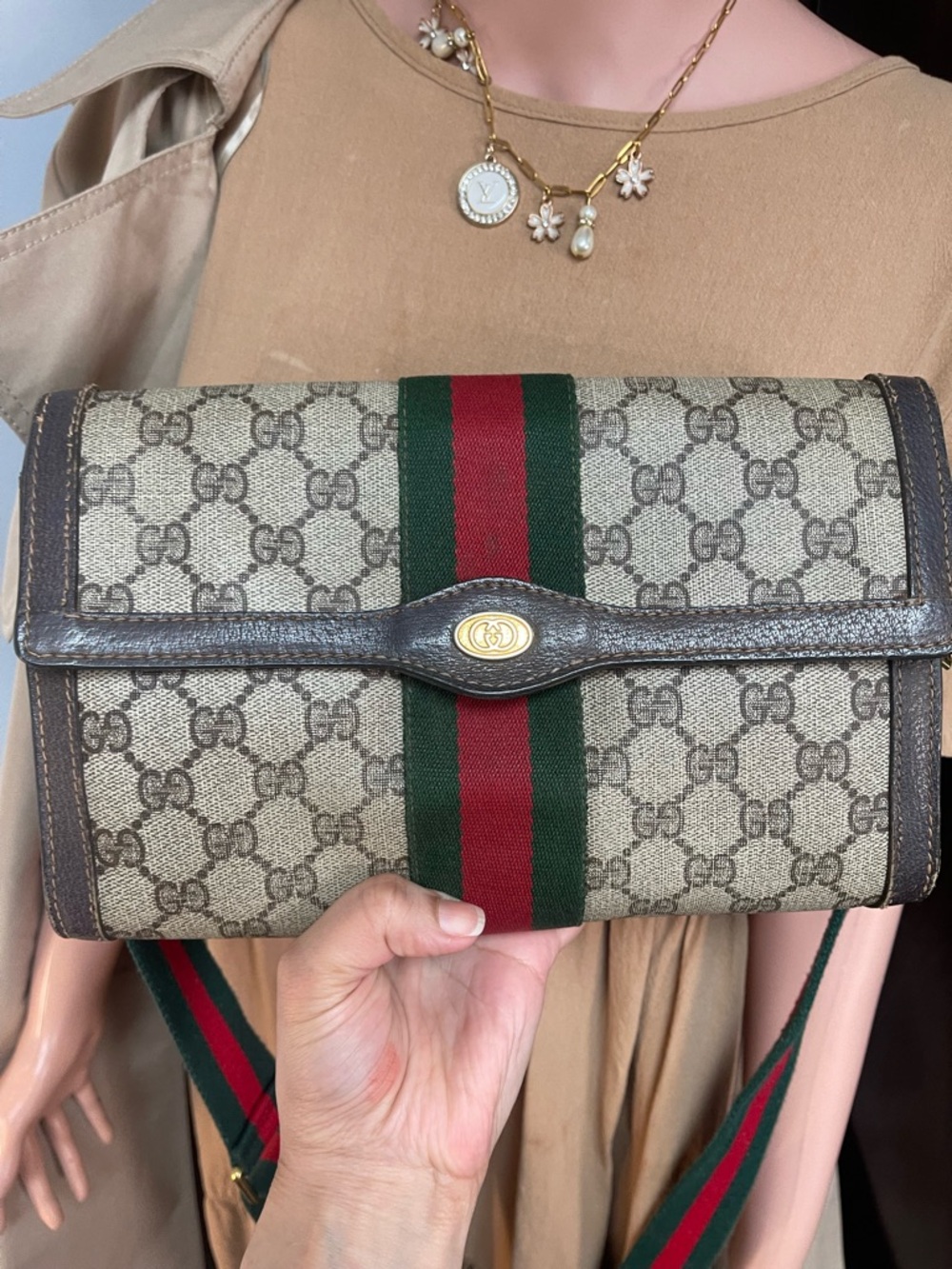 Authentic Gucci vintage web sherry line crossbody bag 41.014.3087.25 - Picture 2 of 9